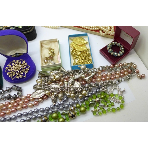 981 - Vintage costume jewellery, silver drop earrings, faux pearls, brooches and earrings