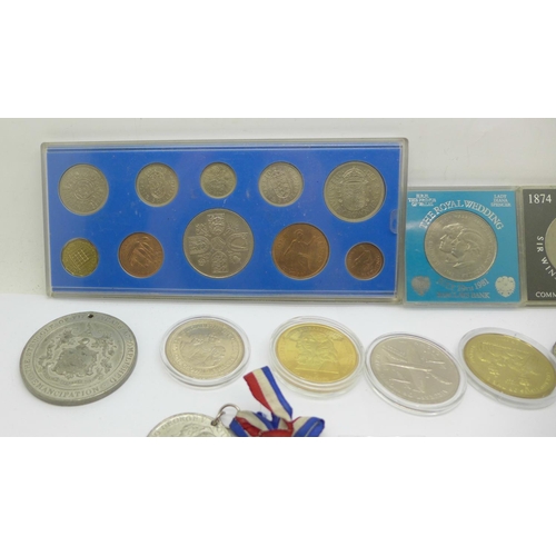 982 - A collection of commemorative coins including Isle of Man, The Royal Wedding 1981, etc.