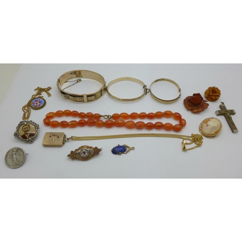 983 - A collection of jewellry including gold plated locket, three bangles, agate beads, an enamel flower ... 