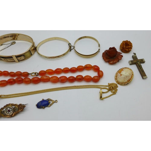 983 - A collection of jewellry including gold plated locket, three bangles, agate beads, an enamel flower ... 