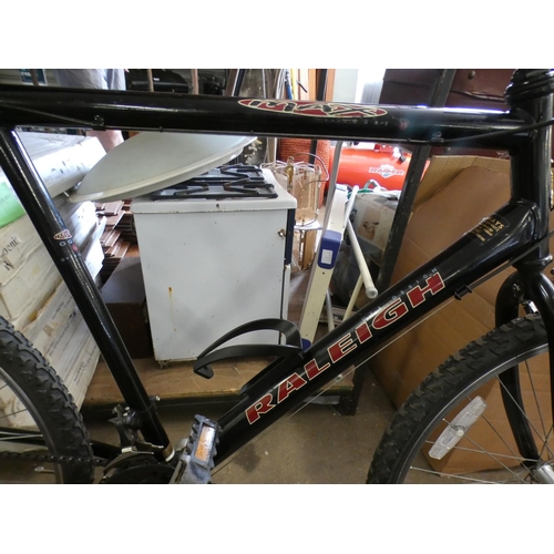 2380 - Raleigh Max black gent's ATB