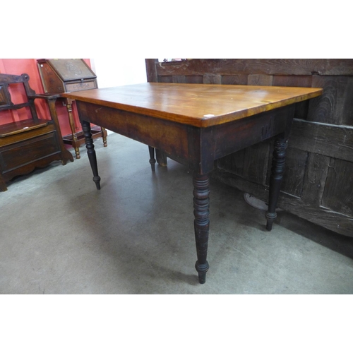 20 - A Victorian pine kitchen table