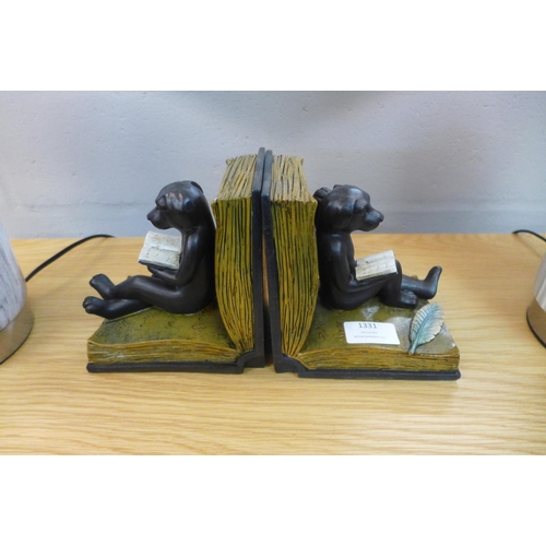 1331 - A pair of reading dog bookends, height 14 cms (DBE43318)   #