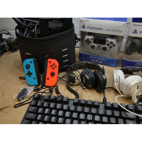 2100 - 3 Playstation PS4 controllers a/f, keyboard, headphones, Switch controllers & battery for a conversi... 