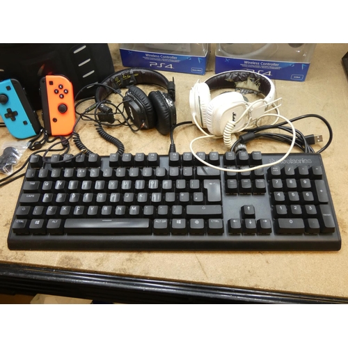 2100 - 3 Playstation PS4 controllers a/f, keyboard, headphones, Switch controllers & battery for a conversi... 