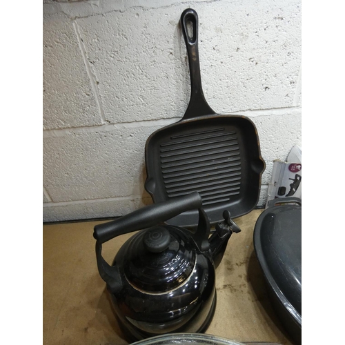 2101 - Quantity of cast metal cookware with Le Creset kettle