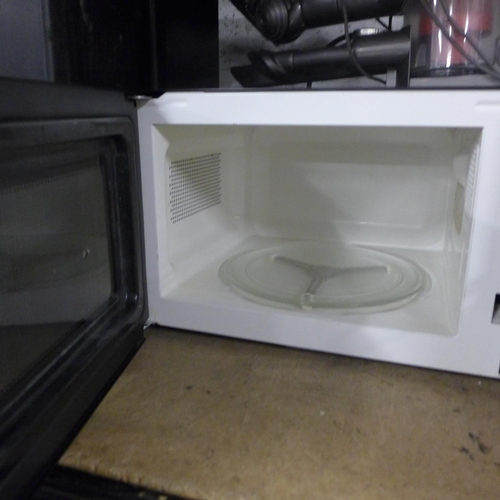 2181 - Delonghi 800w microwave oven