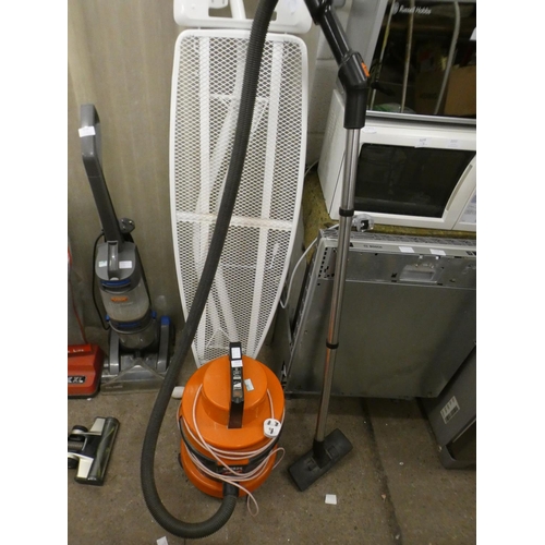 2218 - Vax 2000 vacuum cleaner