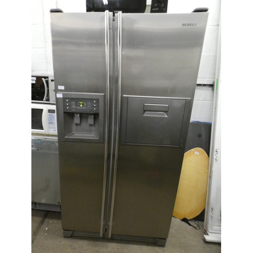 2225 - Samsung American style fridge freezer