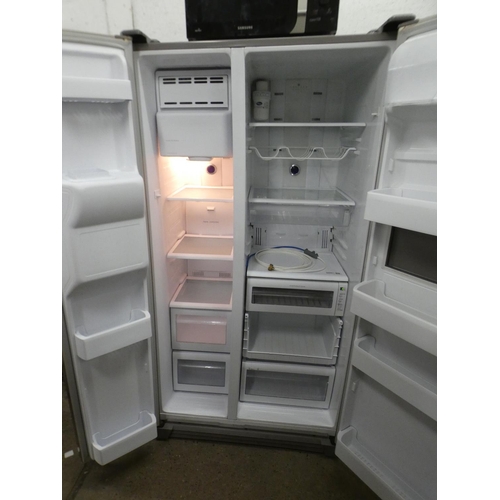 2225 - Samsung American style fridge freezer