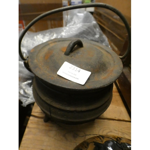 2314 - Cast metal cauldron and converted oil lamp