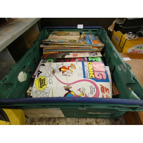 2319 - Tray of assorted comics & magazines