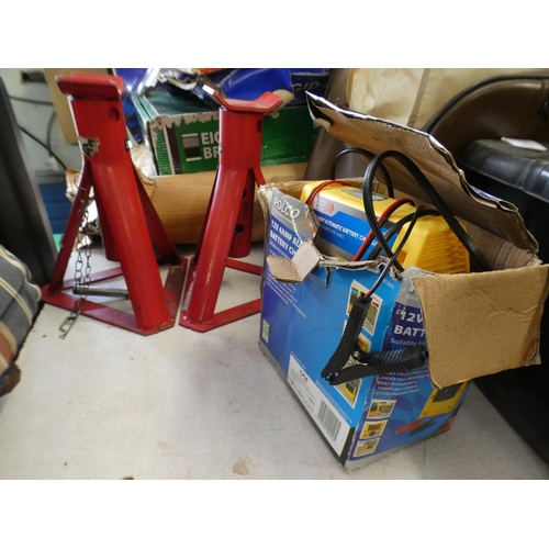2336 - Pr. of axle stands with battery charger