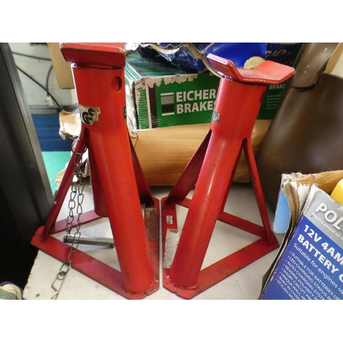 2336 - Pr. of axle stands with battery charger