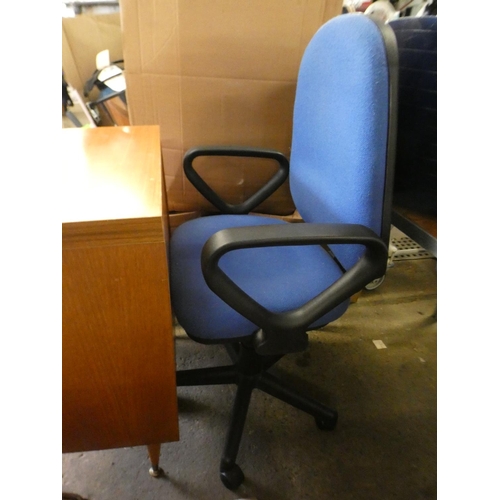 2350 - Singer model 616G in cabinet with blue fabric chair - W