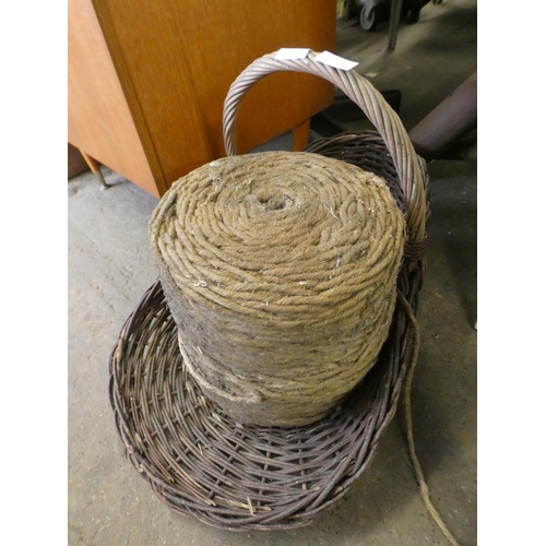 2351 - Wicker basket with 3 balls of string