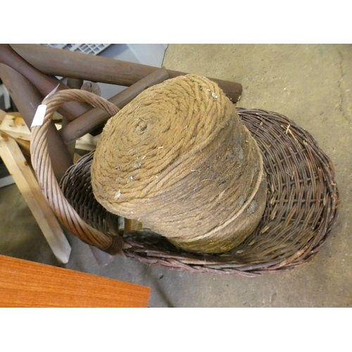 2351 - Wicker basket with 3 balls of string