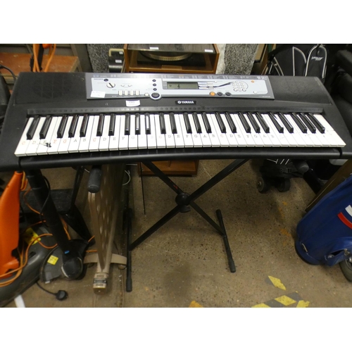 2365 - Yamaha PSR3213 electric keyboard with stand