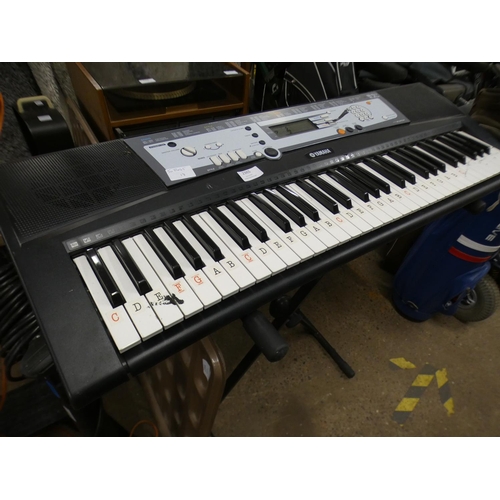 2365 - Yamaha PSR3213 electric keyboard with stand