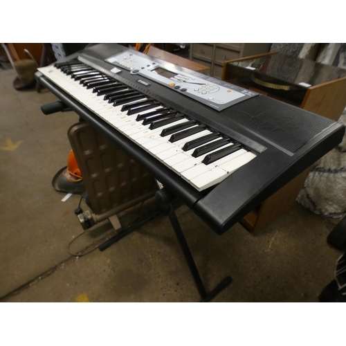 2365 - Yamaha PSR3213 electric keyboard with stand