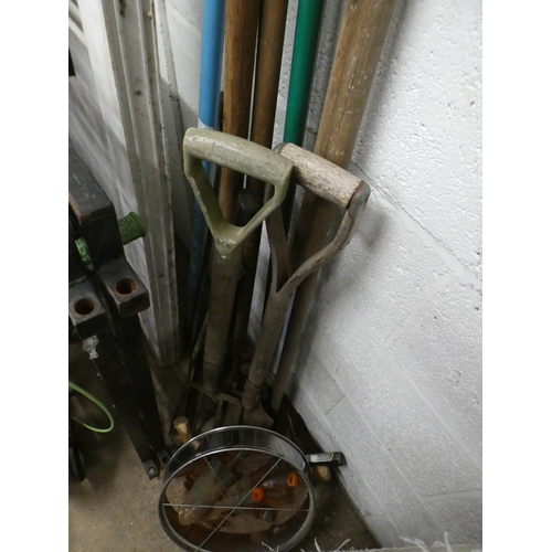 2390 - Qty. of gardening tools
