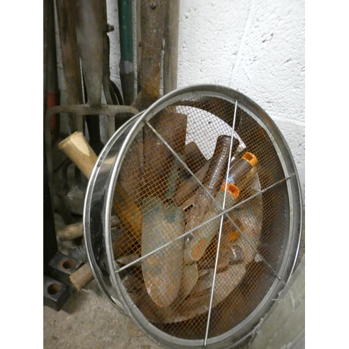 2390 - Qty. of gardening tools