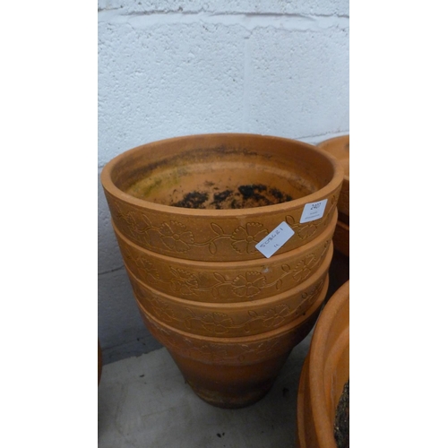 2407 - 4 Medium plant pots