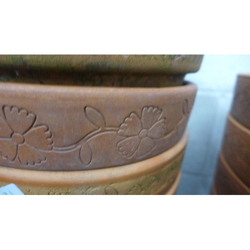 2407 - 4 Medium plant pots