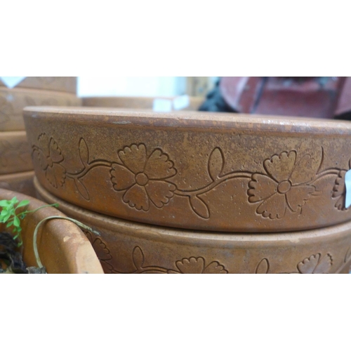 2408 - 5 Large plant pots