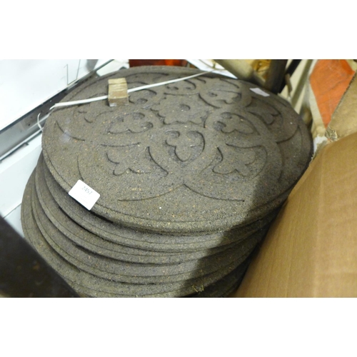 2457 - Quantity of round rubber mats