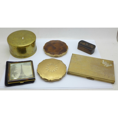 653 - A collection of compacts, a snuff box and a brass lidded pot