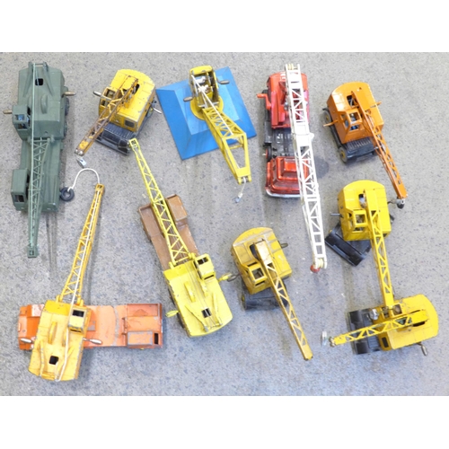 685 - A collection of Dinky Toys and Dinky Supertoys die-cast model cranes (13)