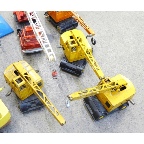 685 - A collection of Dinky Toys and Dinky Supertoys die-cast model cranes (13)