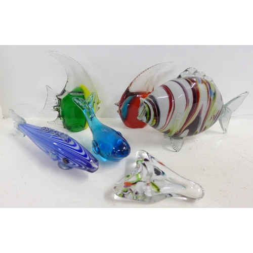 704 - Five glass fish and a Sarah Moody glass paperweight