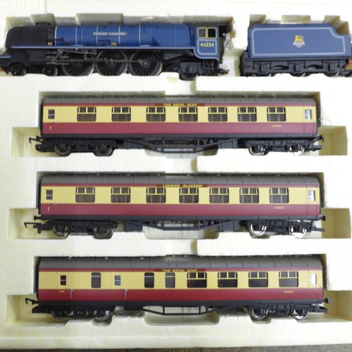 709 - A Hornby Train Pack The Royal Scot R2303M BR 4-6-2 locomotive Princess Coronation Class with certifi... 