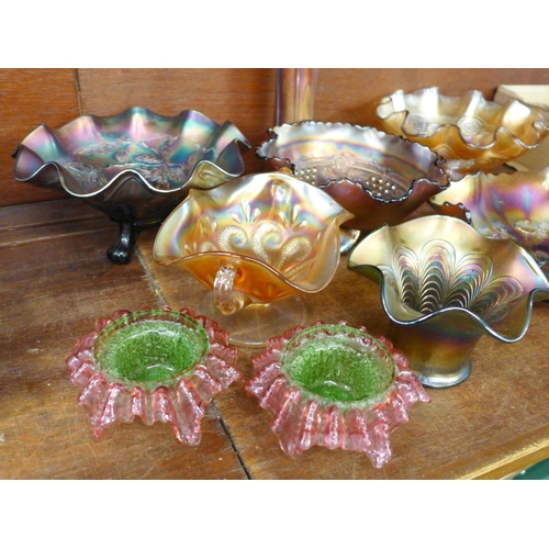 714 - Seven items of carnival glass and a pair of coloured glass dishes