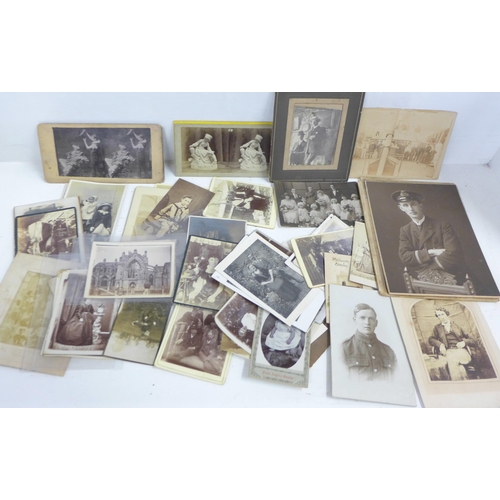 735 - A collection of vintage photographs and stereo cards