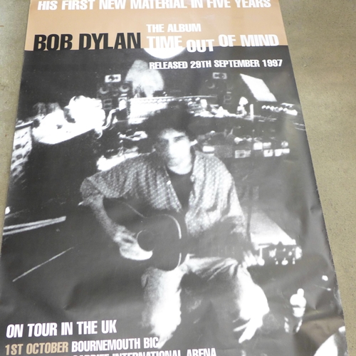 749 - Music memorabilia; Bob Dylan LP - Bringing It All Back Home, CD's, book (illustrated biography) and ... 