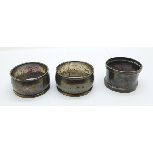 896 - A pair of silver napkin rings and a single silver napkin ring, 43g, a/f dented