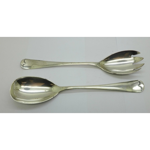 904 - A pair of silver salad servers, Chester 1924, 134g