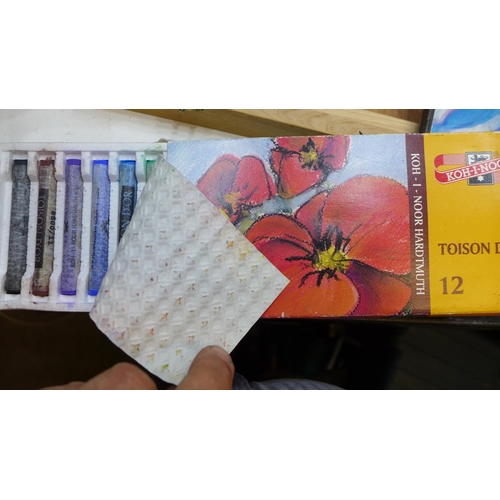 2126 - Bag of art equipment