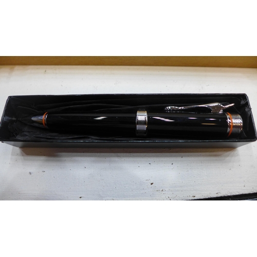 2126 - Bag of art equipment