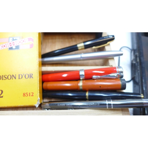 2126 - Bag of art equipment