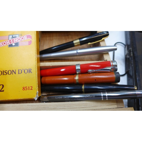 2126 - Bag of art equipment