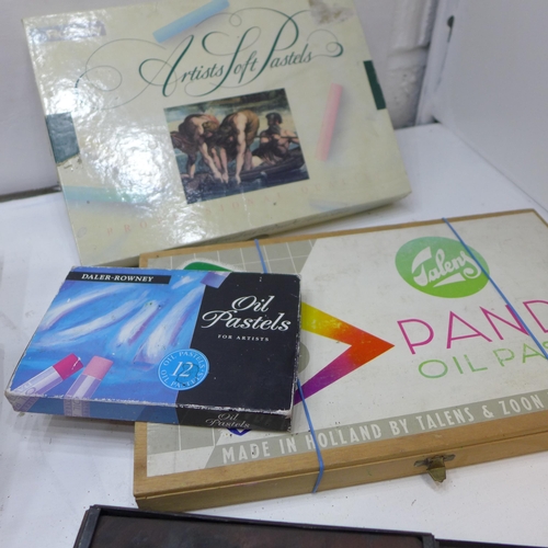 2126 - Bag of art equipment