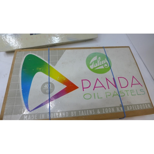 2126 - Bag of art equipment