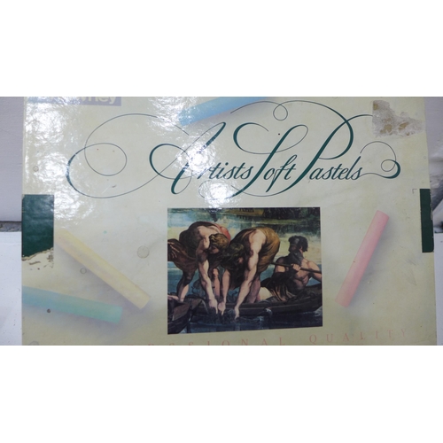 2126 - Bag of art equipment