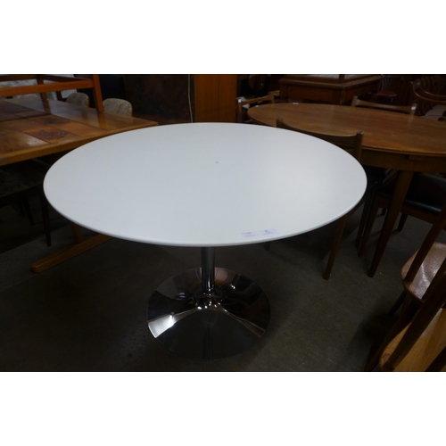 136 - An Eero Saarinen style chrome based circular dining table