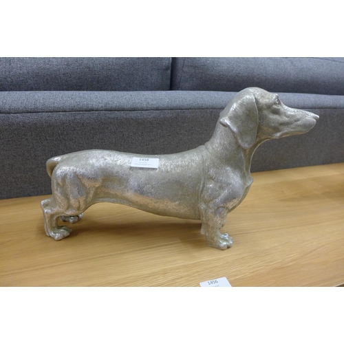 1317 - A silver dachshund figure (SM8112)   #