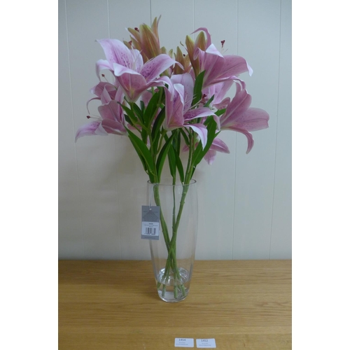 1318 - A spray of pink lilies in a glass vase, 63cms (50646625)   #